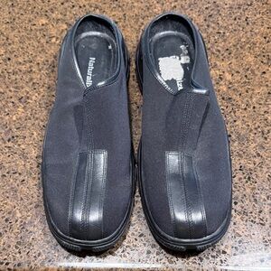 7.5 Narrow Naturalizer black slipons